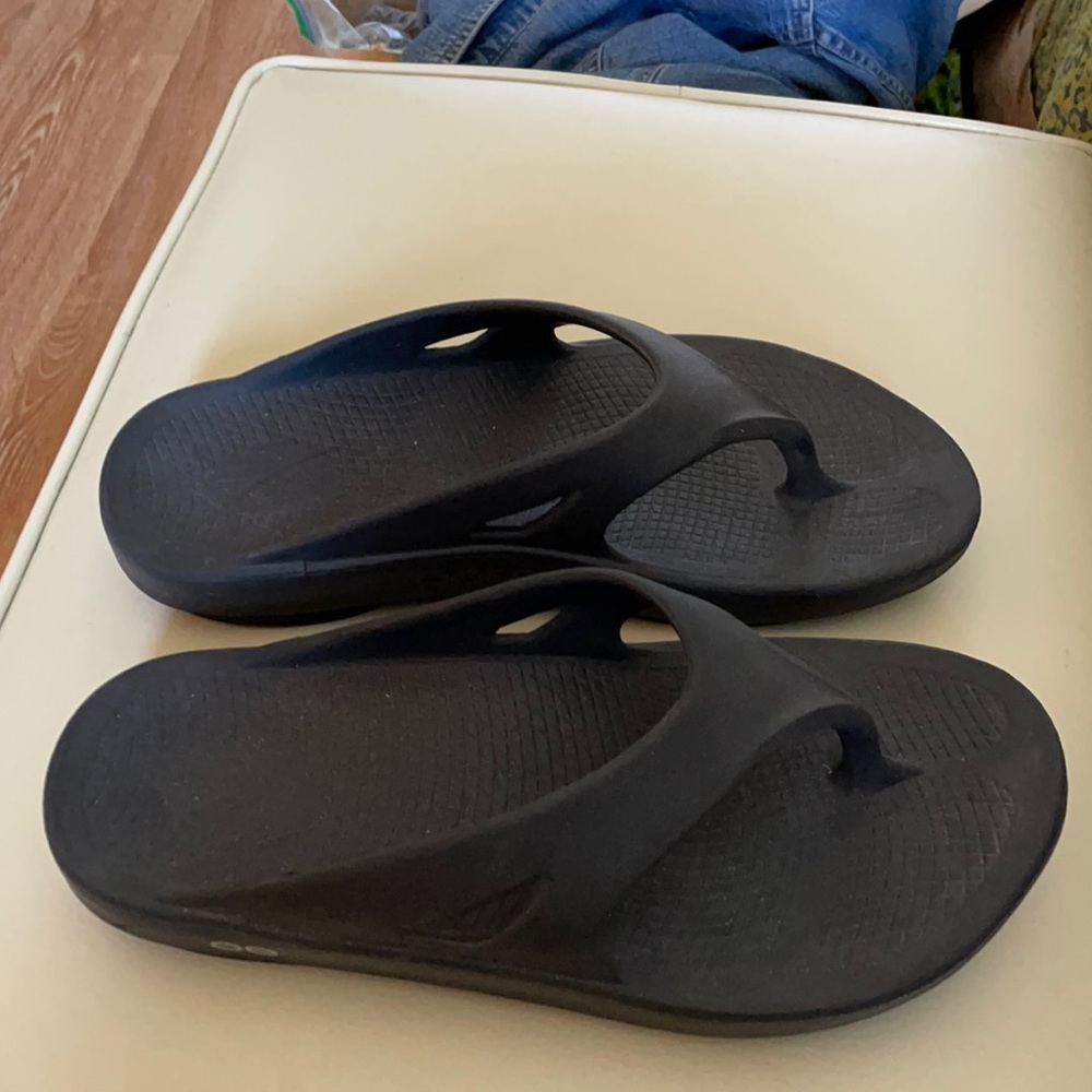 Oofos black men’s sandals